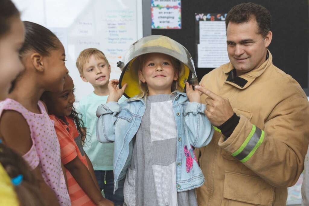 Пожарная безопасность: пожарный обучает детей
