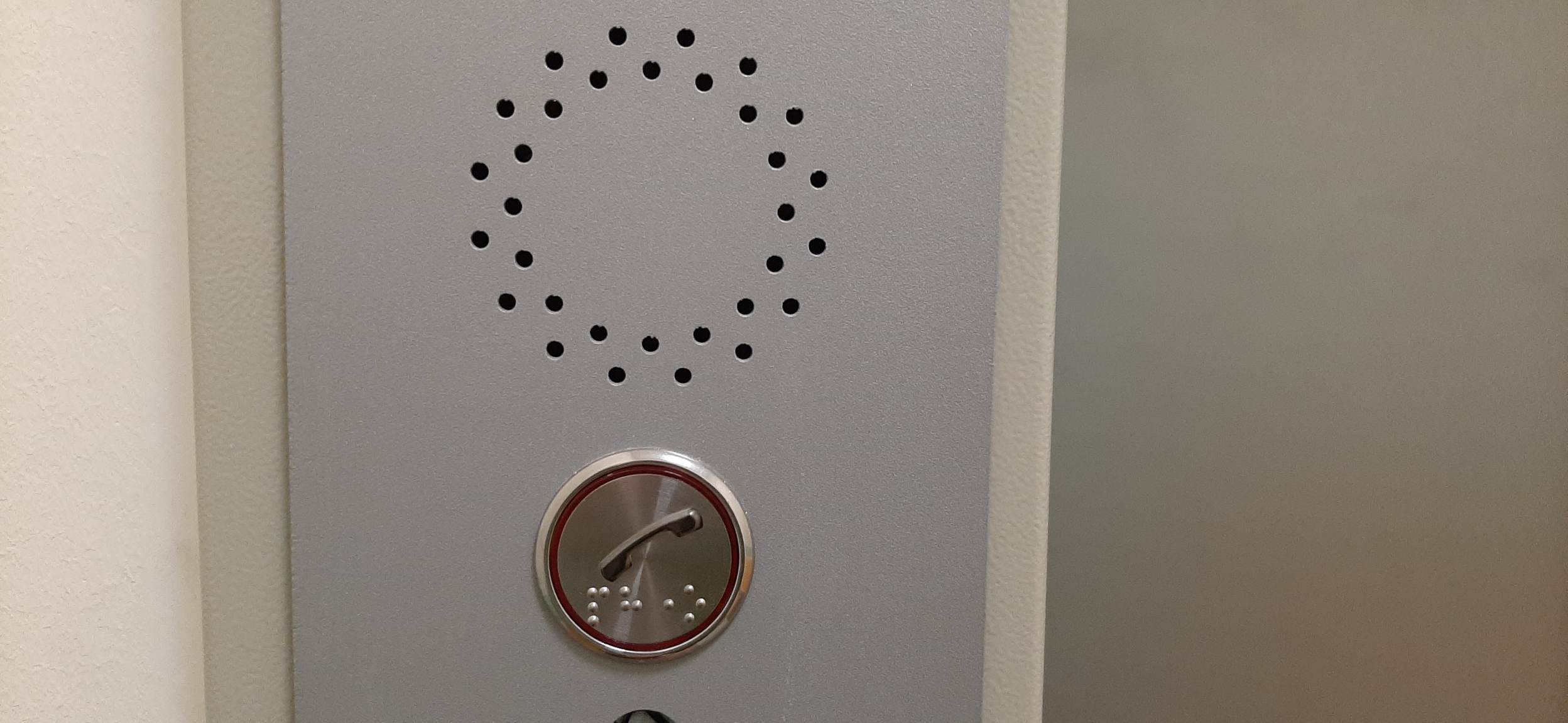 кнопка вызова в лифте, дублирующая азбука Брайля